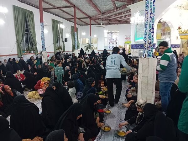 سفره افطار متبرک به آقا سید‌محمد(ع) در ماه مهمانی خدا در امامزاده سیدمحمد(ع) کاشمر
