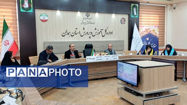 نشست دانش‌آموزان پیشتاز و پانا با مسئولان آموزش و پرورش همدان