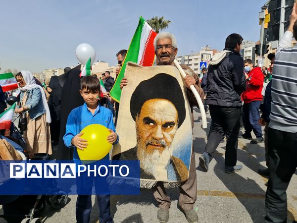 جلوه‌ای از وحدت و همدلی در راهپیمایی ۲۲ بهمن