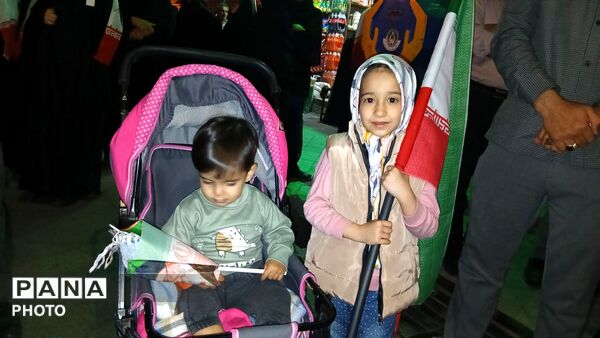 کودکان و نوجوانان پای کار انقلاب