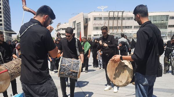 جاماندگان اربعین حسینی در مسیر حرم مطهر امام مهربانی