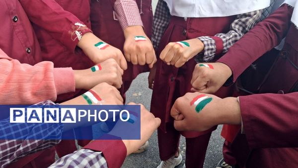 جشن باشکوه دهه فجر و پاسداشت پرچم جمهوری اسلامی در دبستان استقلال حاجی‌آباد