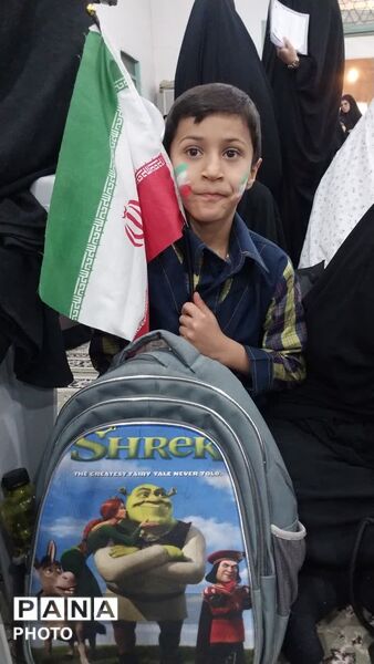 کوله پشتی‌های صورتی رنگ در راهپیمائی روز قدس تفت 