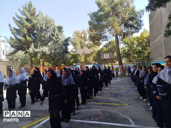 جشن جوانه‌ها؛ خوش‌آمدگویی به هفتمی‌های دبیرستان دانشور ۲  نیشابور 