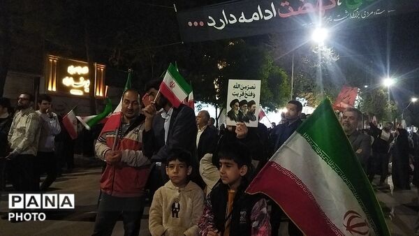 نیشابوری ها از پیر تا کودک در اجتماعات خیابانی