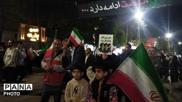 نیشابوری ها از پیر تا کودک در اجتماعات خیابانی