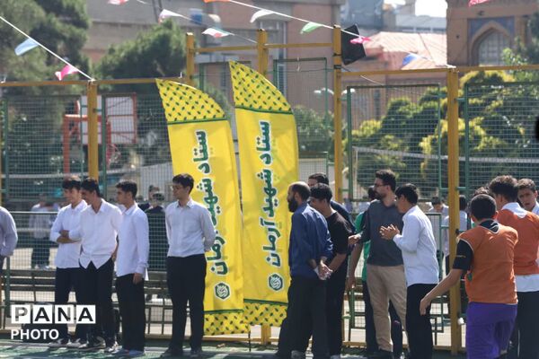 مسابقات فوتبال جام شهید آرمان در دبیرستان ماندگار البرز