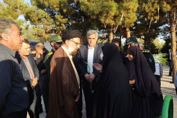 غبار روبی و عطر افشانی قبور شهدا در شهرستان آباده 