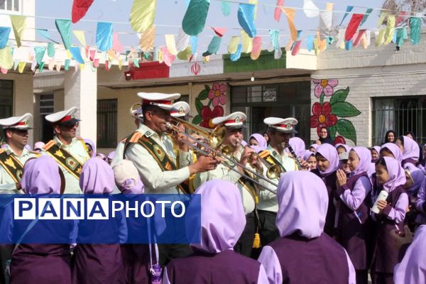 حضور پلیس در دبستان فاطمه‌الزهرا برای آموزش پیشگیری از آسیب‌های اجتماعی