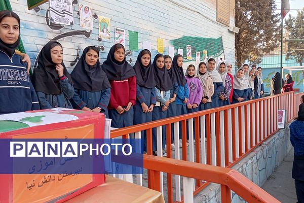 جوانه های دموکراسی در قدس؛شور وهیجان دانش آموزان قدس در انتخابات شورای دانش آموزی