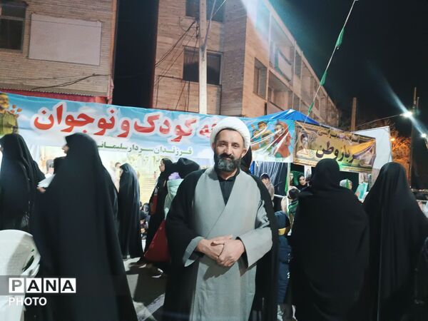 غوغای دانش‌آموزان در استقبال از موکبِ «فرزندانِ سردار سلیمانی»