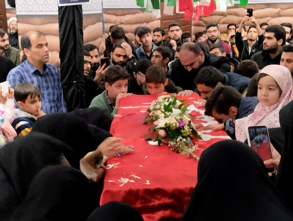 وداع با پیکر شهید «محسن صداقت» در معراج الشهدای قم