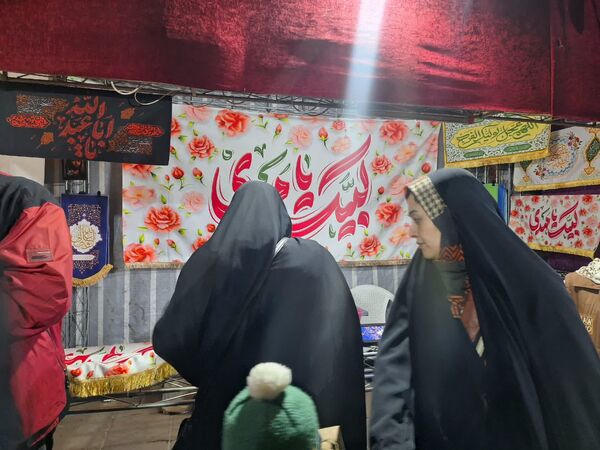 شادی مردم در کوچه وخیابان‌های مشهد در شب نیمه شعبان