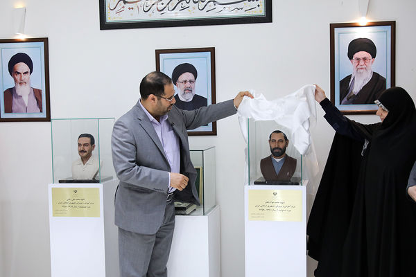 رونمایی از سردیس شهیدان رجایی و باهنر در دفتر وزیر آموزش و پرورش