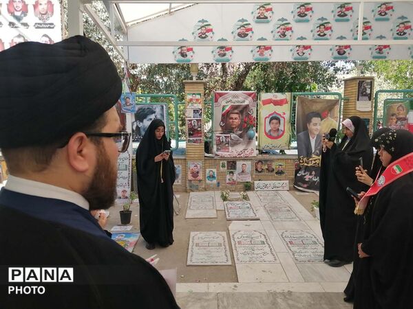 آیین گلباران مزار شهدا در سالروز تاسیس سازمان دانش‌آموزی
