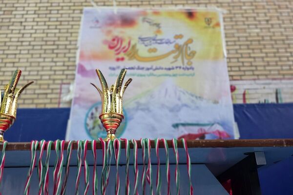 رقابت دانش‌آموزان رباط‌کریم در مسابقات بین مدرسه‌ای فوتسال