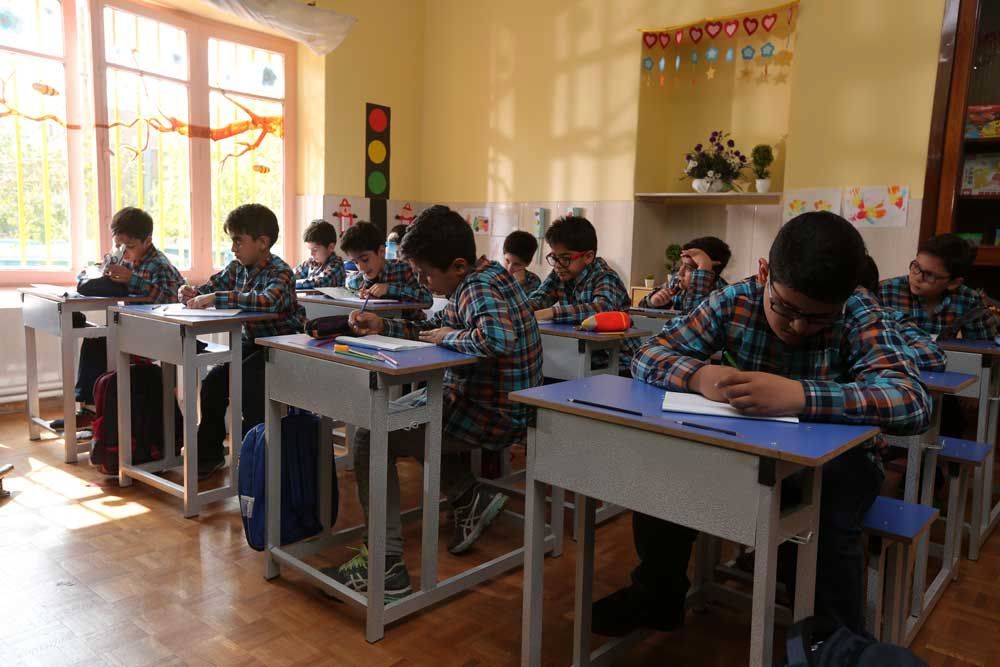 دانش‌آموزان همچون جوانه‌هایی هستند که مشتاقانه به سوی نورِ دانش می‌شتابند