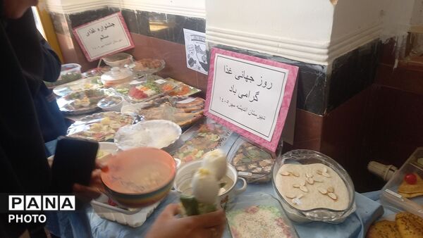 جشنواره غذای سالم با مشارکت دانش‌آموزان در دبیرستان نمونه اندیشه کاشمر
