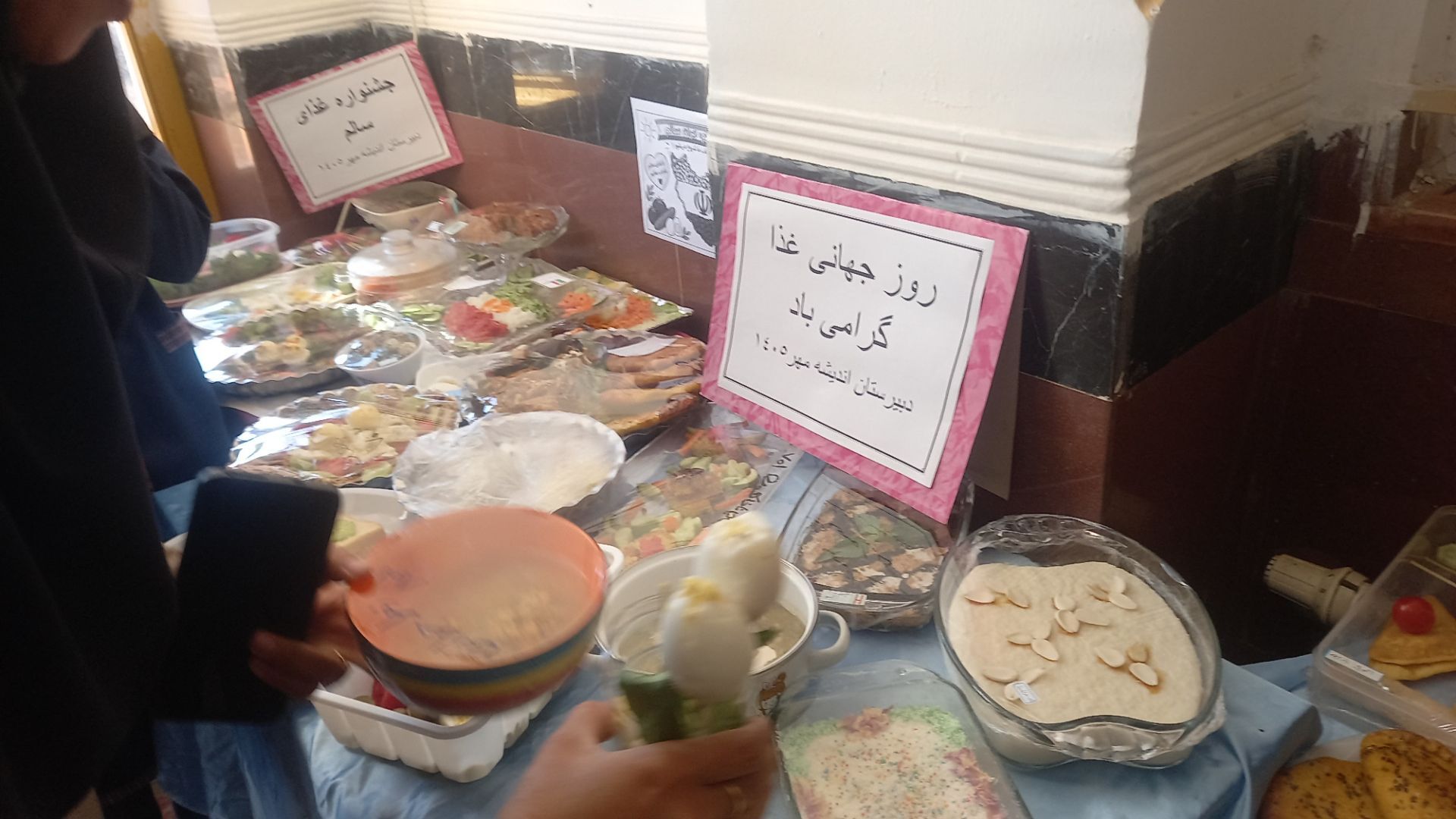 جشنواره غذای سالم با مشارکت دانش‌آموزان در دبیرستان نمونه اندیشه کاشمر
