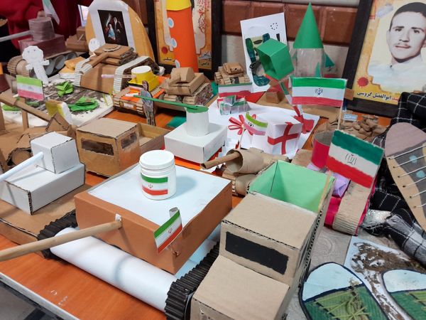 نمایشگاه دست‌سازه‌های آمادگی دفاعی دانش‌آموزان مدرسه حاج مهدی رسولی
