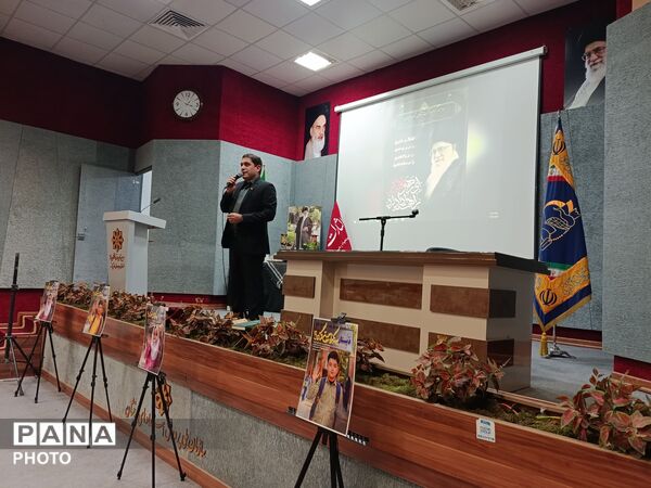 مراسم بزرگداشت رهبر شهید در دبیرستان فرزانگان ۴ در ناحیه یک مشهد  