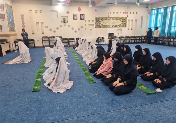برگزاری نماز جماعت دبیرستان شهید تیمسار فلاحی ناحیه یک کرج