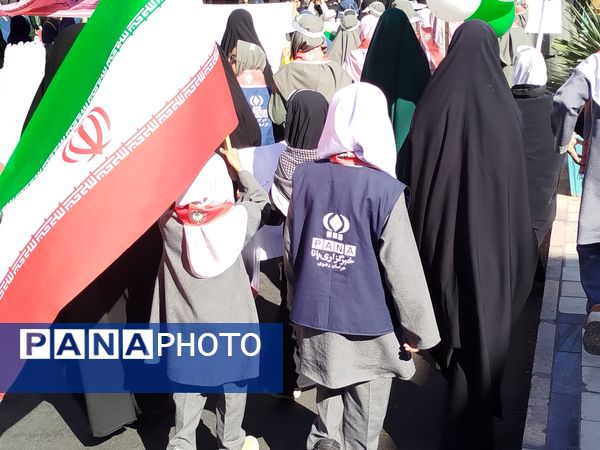 حضور پرشور دانش‌آموز خبرنگاران پانا کاشمر در راهپیمایی ۱۳ آبان