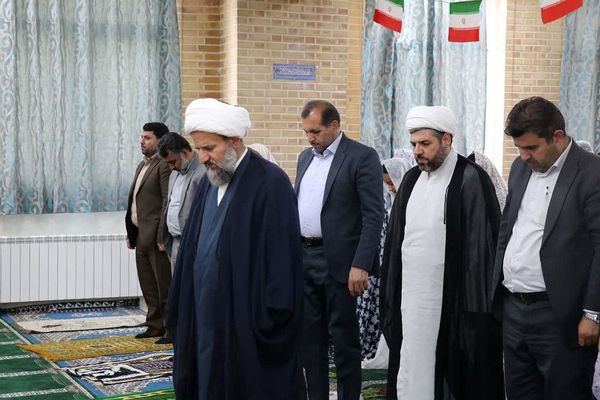 اقامه نماز جماعت، با شعار «مهر با مهُر» در مدرسه عترت قرچک