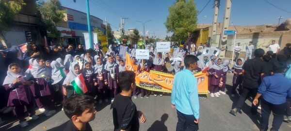 حضور پرشور دانش آموزان مدارس شهرستان خاتم در راهپیمایی ۱۳ آبان 