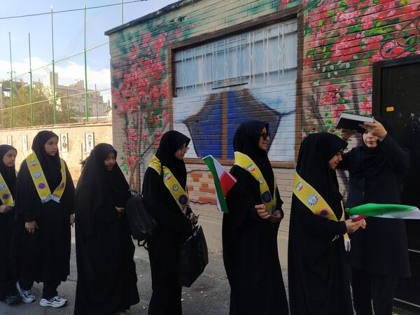  راهپیمایی  روز دانش آموز در مشهد با قلب هایی از جنس عزای حضرت فاطمه (س)