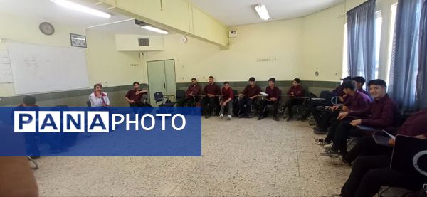 کلاس آموزشی هلال احمر در دبیرستان نمونه آیت الله خامنه ای