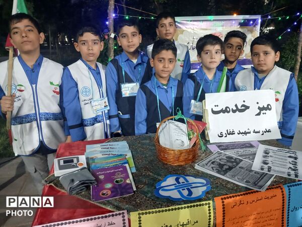  میز خدمت به میزبانی مدرسه پسرانه شهید مهدی غفاری در تجمعات شبانه شهر فرون آباد