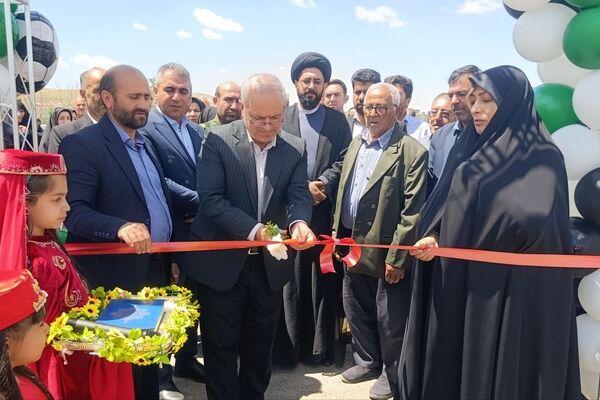 افتتاح زمین چمن مصنوعی شهدای جنگ رمضان در دبیرستان مقداد شهر لاهیجان 