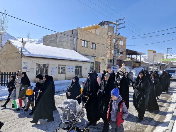 حماسه حضور گرم مردم بلده در سرمای زمستان 