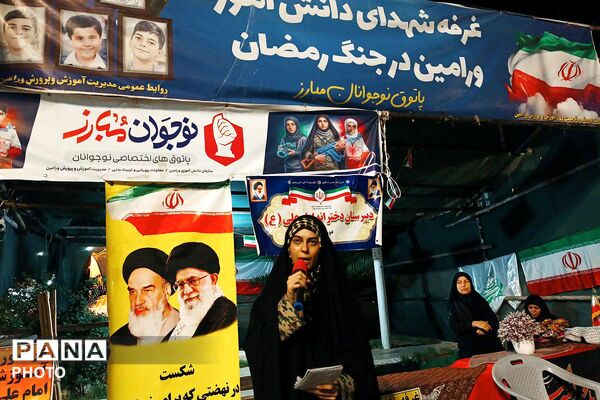 حضور پرشور دانش‌آموزان دبیرستان امام علی(ع) متوسطه اول در غرفه شهدای دانش‌آموز ورامین