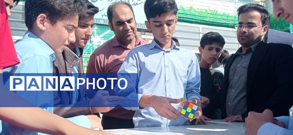 مسابقات درون مدرسه‌ای حل مکعب روبیک در دبیرستان شهید بهشتی کاشمر