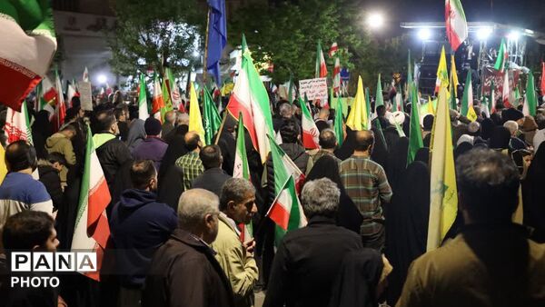 برای کشورمان ایران در خیابان می‌مانیم