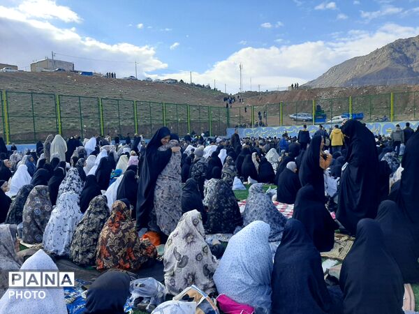 نماز عید سعید فطر در زمین چمن ارزنه