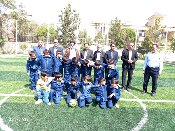 بهره‌برداری از زمین چمن مصنوعی مدرسه «بهار نور معرفت» در قم