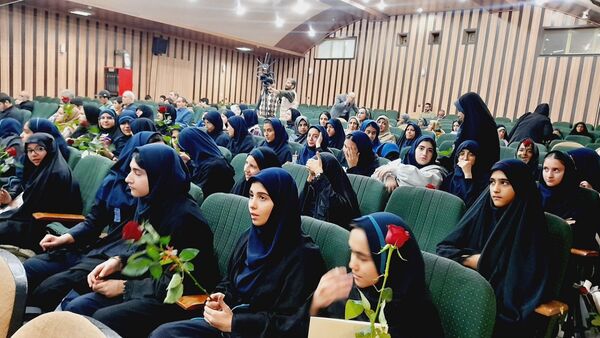 مراسم تجلیل از دانش‌آموزان ممتاز مدارس شاهد استان البرز