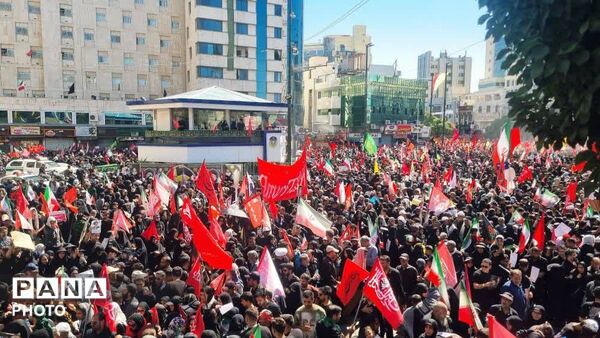 تجمع باشکوه مردم در مشهد؛ وداعی پرشور در آیین تشییع رهبر