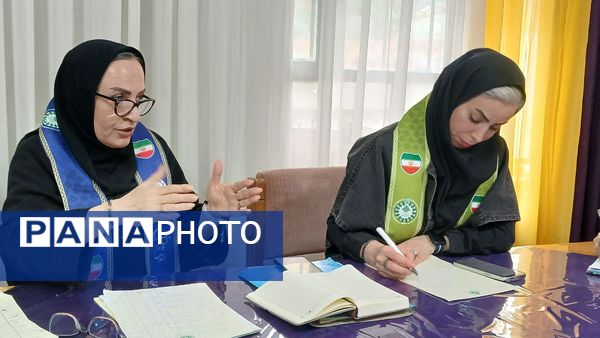 جلسه مربیان منتخب جهت آموزش توانمند سازی مربیان و دانش آموزان پیشتاز محمود‌آباد