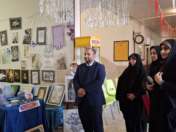 برپایی نمایشگاه «ماها» در دبیرستان شاهد معراج ناحیه یک کرج 