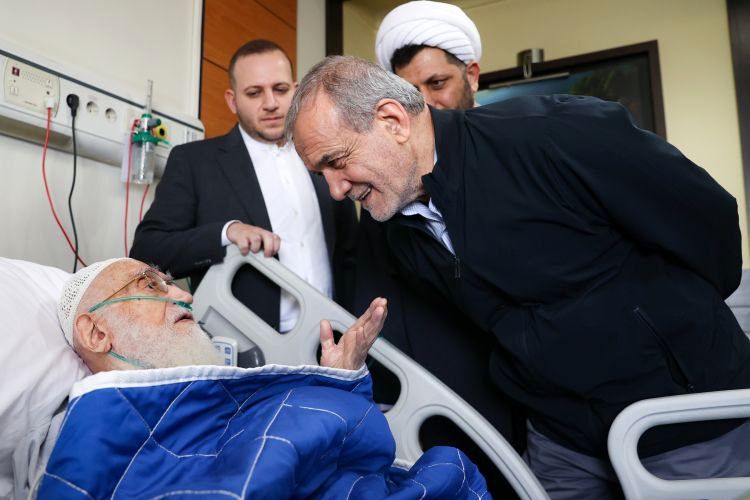 پزشکیان از آیت‌الله نوری همدانی عیادت کرد