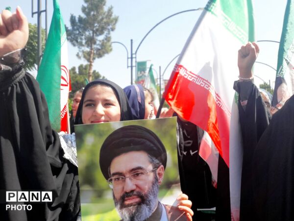 حماسه سرود 1000نفری دانش‌آموزان ناحیه ۴ کرج در بزرگداشت رهبر شهید