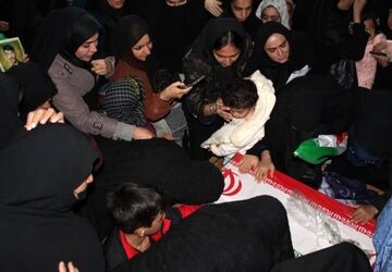 وداع مادر یک شهید با فرزندش در لردگان 