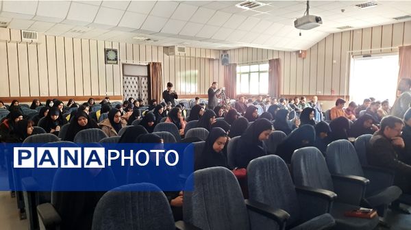 اولین نشست روسای تشکل‌های دانش‌آموزی مدارس سمپاد استان در دبیرستان فرزانگان ۲دوره دوم ناحیه۷ مشهد 