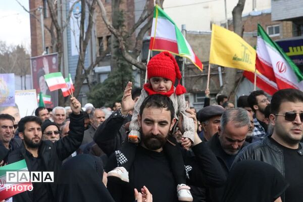 حلما با عروسک‌ها سوگ خانواده شهیدش را در آغوش کشید