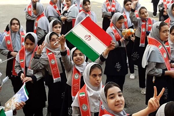 جشن پیروری انقلاب اسلامی در دبستان شهید آقچه‌لو رباط‌کریم