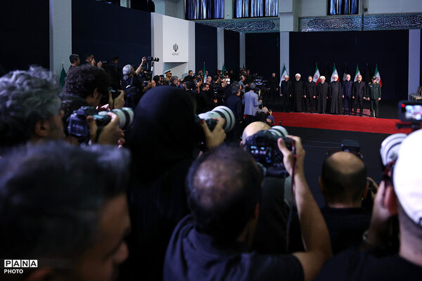 ادای احترام سران قوا و جمعی از مسئولان نظام بر پیکر مطهر رهبر شهید انقلاب